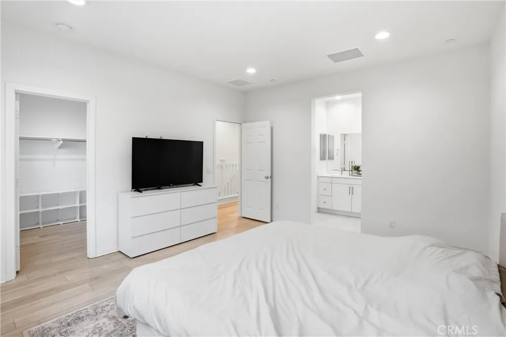 916 E 3RD ST Santa Ana, CA 92701