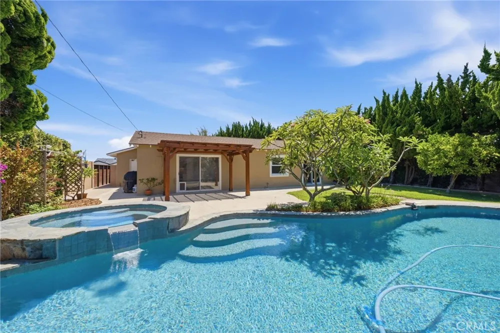 5051 Sisson Drive Huntington Beach, CA 92649