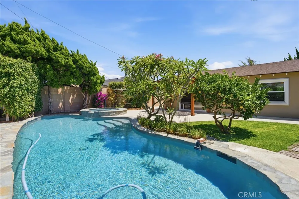 5051 Sisson Drive Huntington Beach, CA 92649