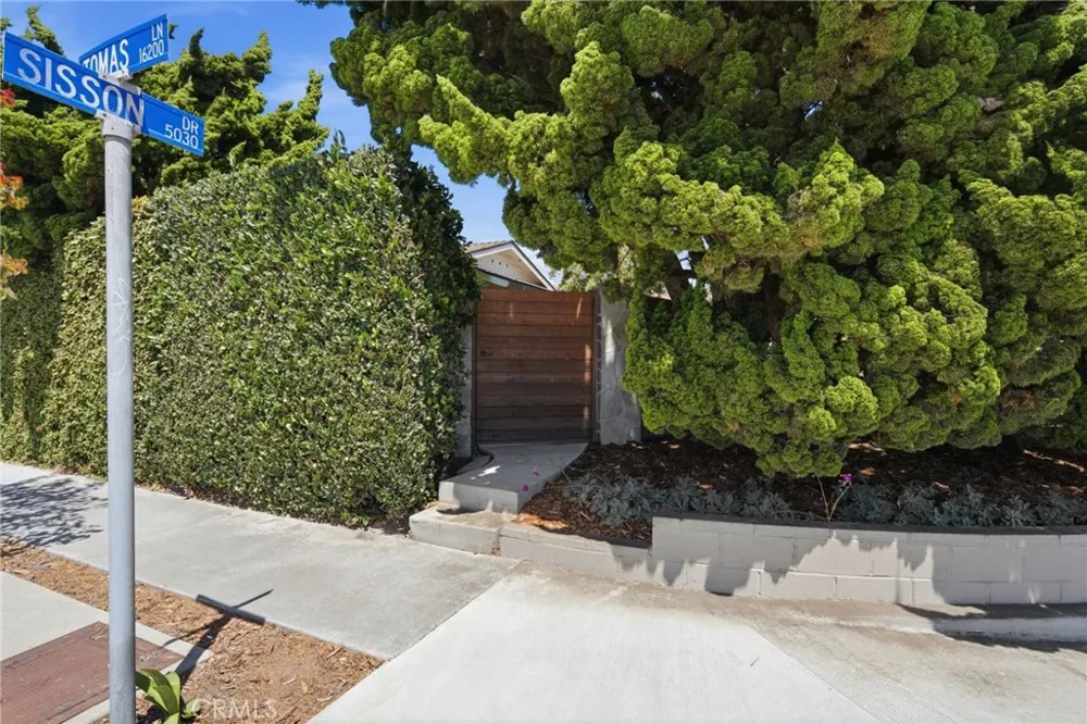 5051 Sisson Drive Huntington Beach, CA 92649