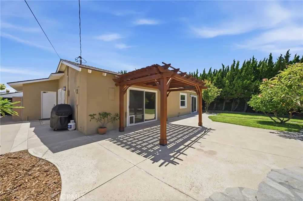 5051 Sisson Drive Huntington Beach, CA 92649