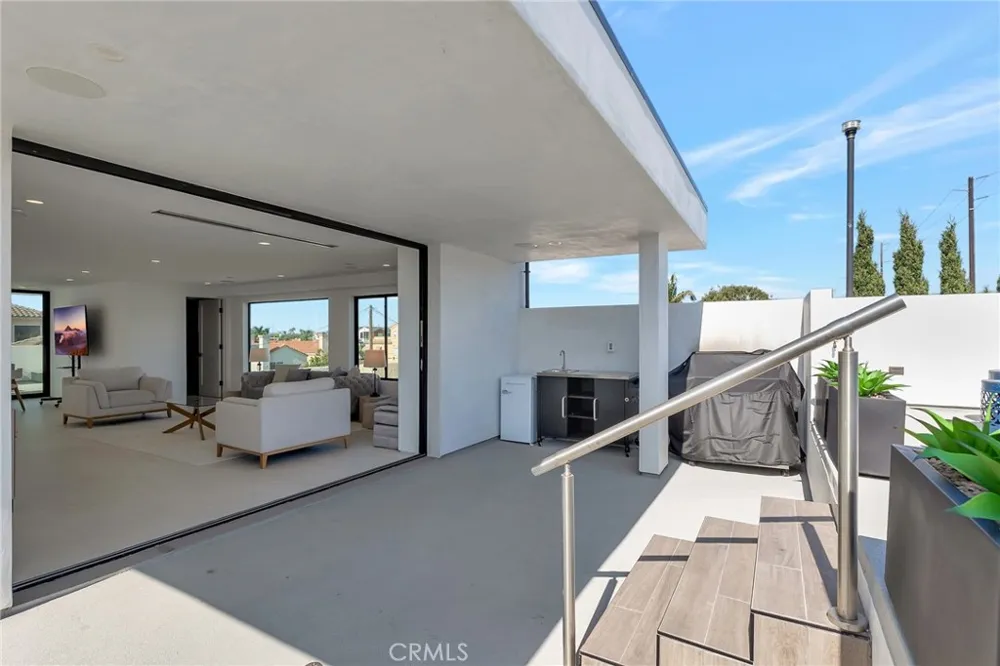 203 Indianapolis Avenue Huntington Beach, CA 92648