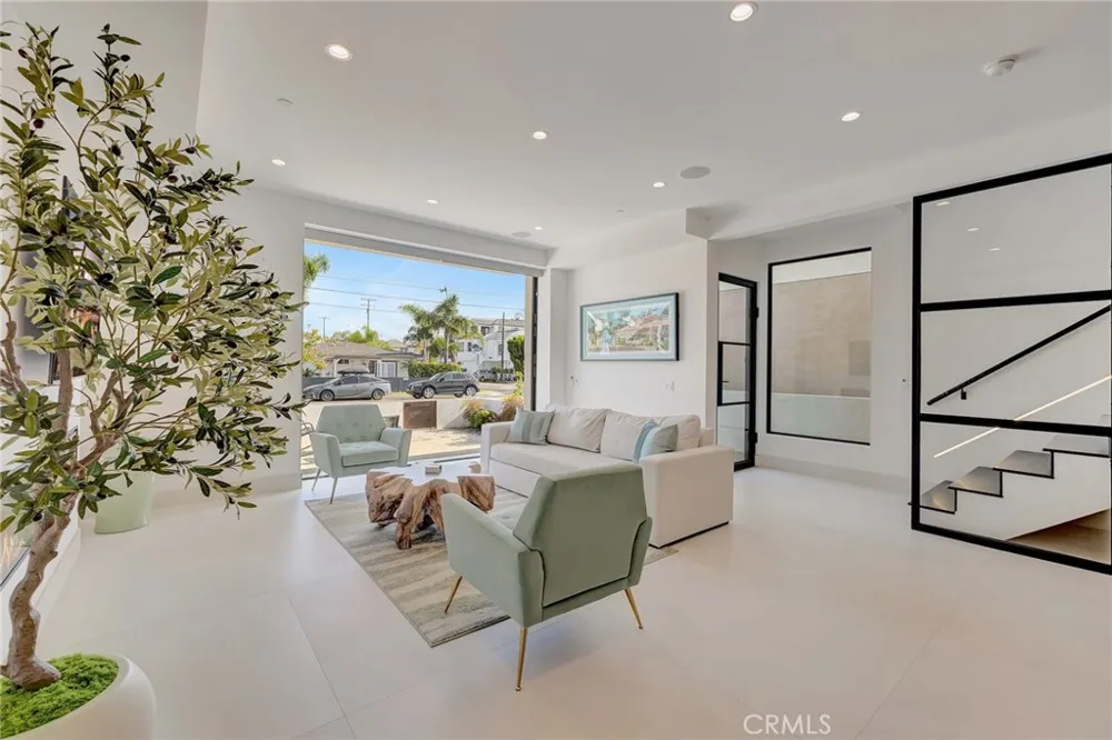203 Indianapolis Avenue Huntington Beach, CA 92648