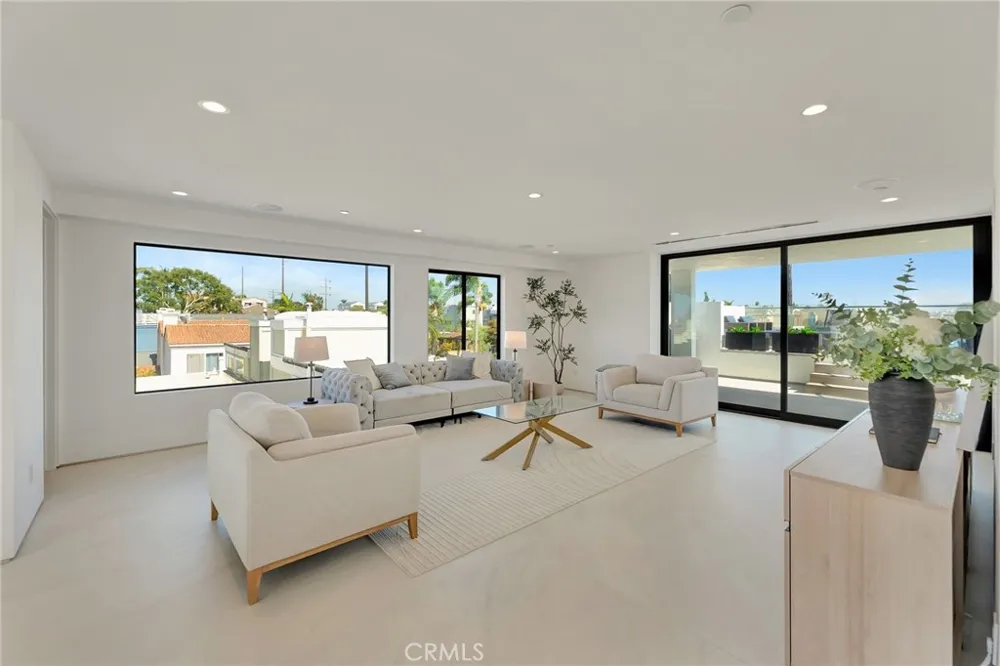 203 Indianapolis Avenue Huntington Beach, CA 92648
