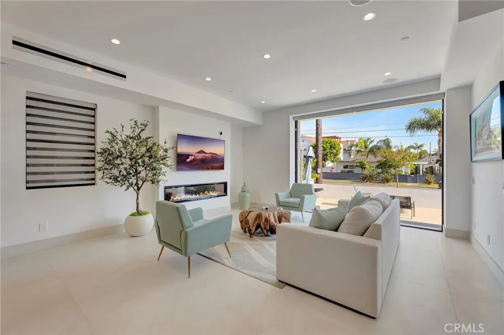203 Indianapolis Avenue Huntington Beach, CA 92648