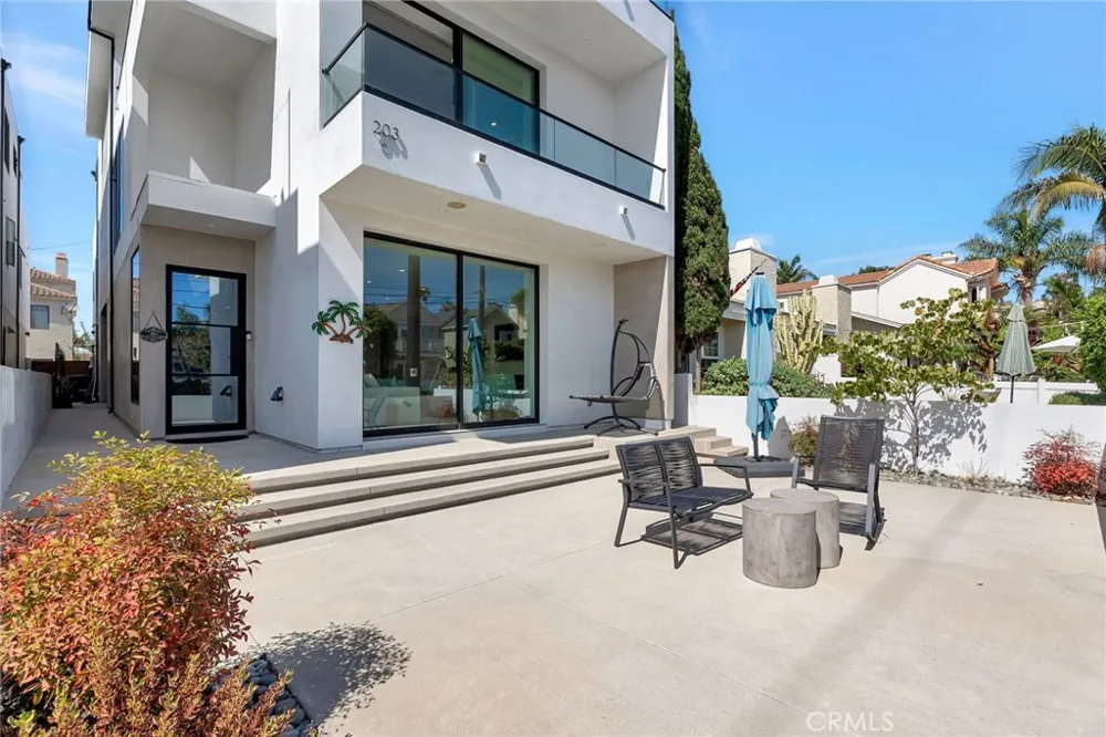 203 Indianapolis Avenue Huntington Beach, CA 92648