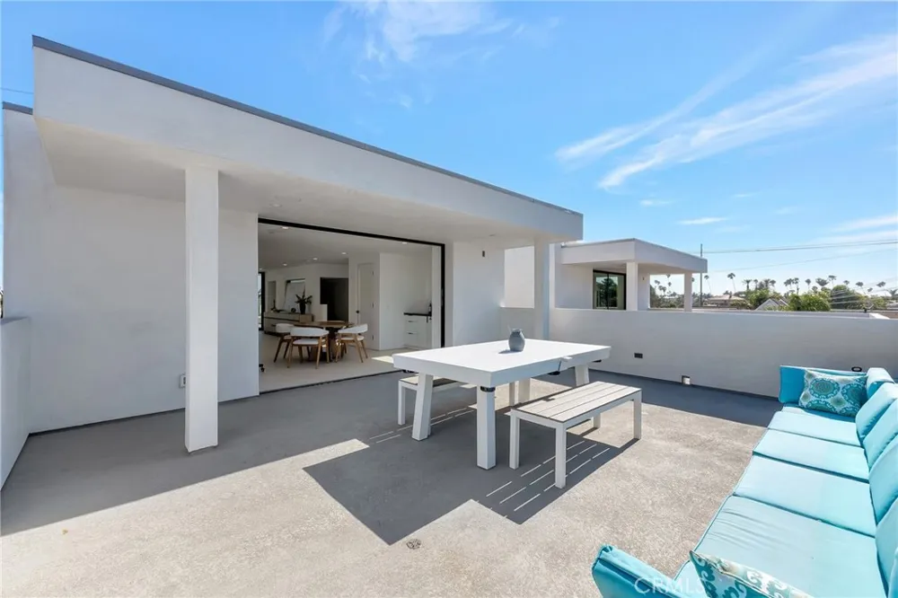 203 Indianapolis Avenue Huntington Beach, CA 92648