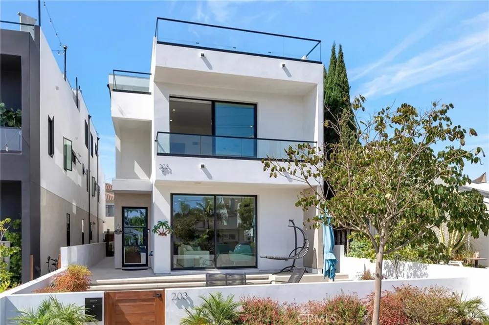 203 Indianapolis Avenue Huntington Beach, CA 92648