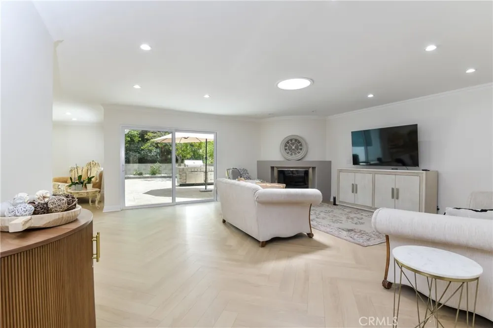 7152 Pomelo West Hills, CA 91307