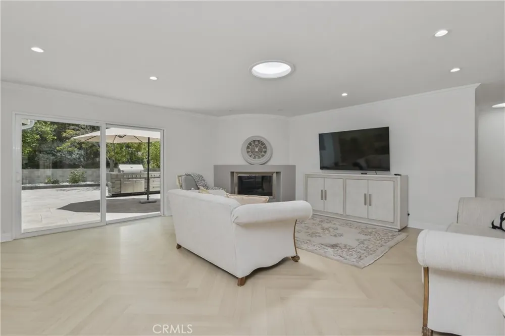 7152 Pomelo West Hills, CA 91307