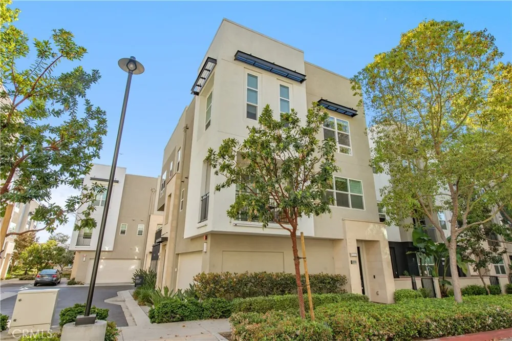 2208 Synergy Irvine, CA 92614