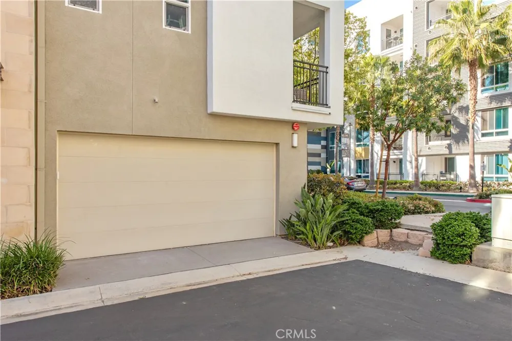 2208 Synergy Irvine, CA 92614