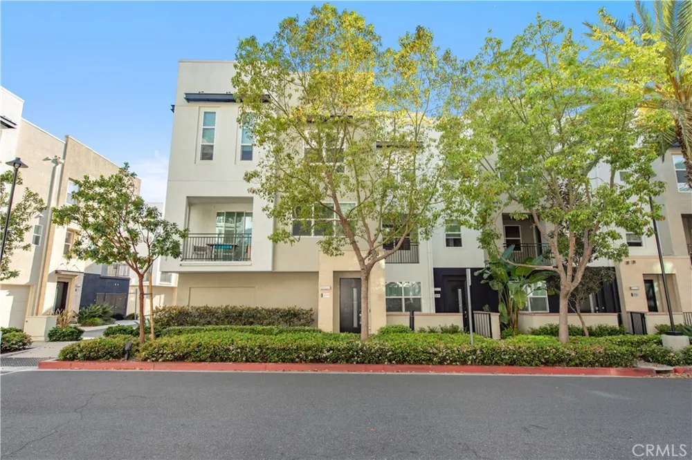 2208 Synergy Irvine, CA 92614