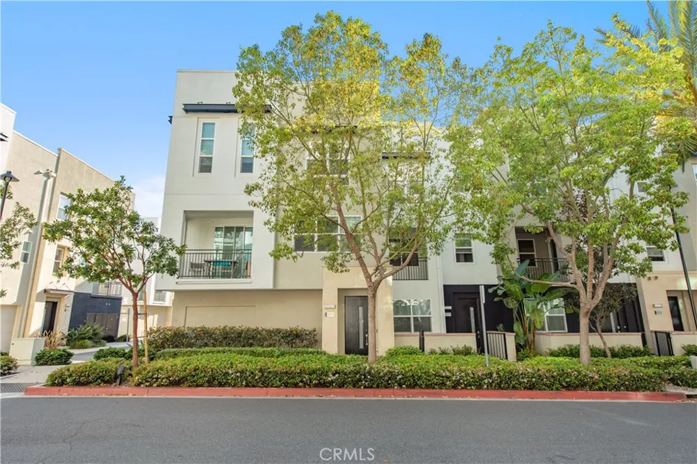 2208 Synergy Irvine, CA 92614