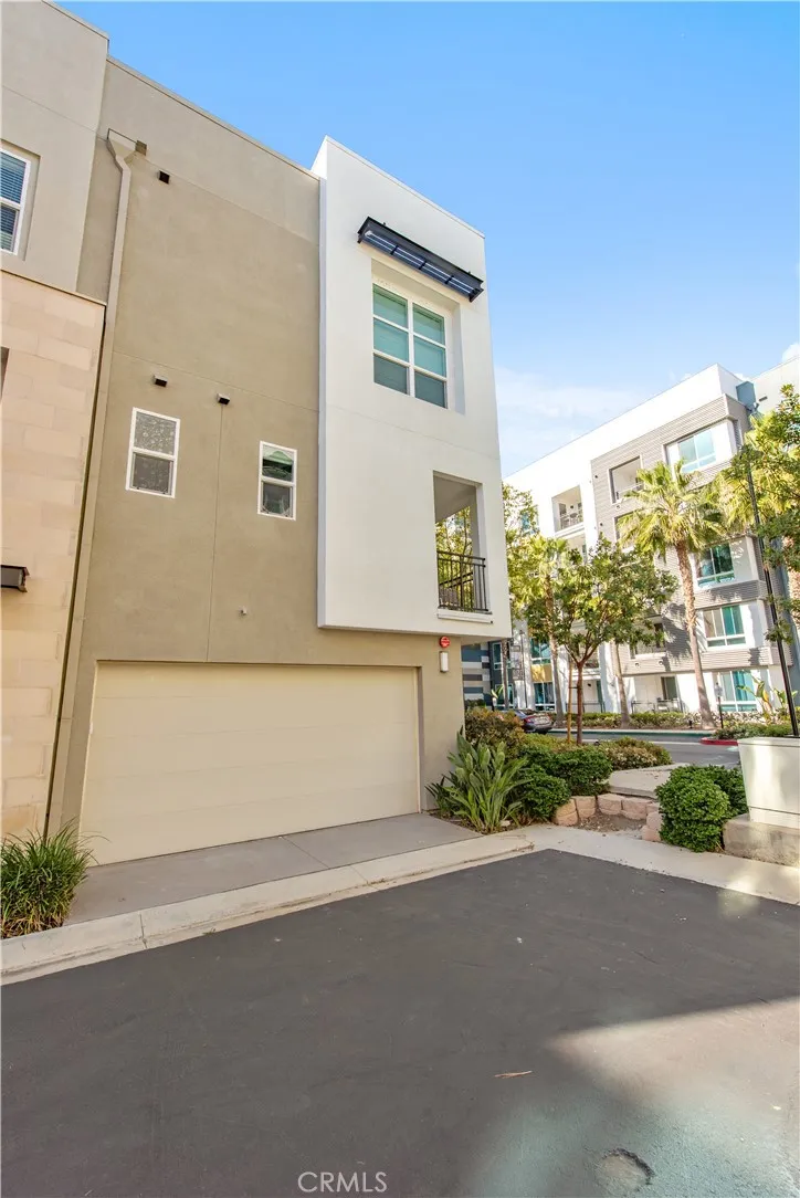 2208 Synergy Irvine, CA 92614