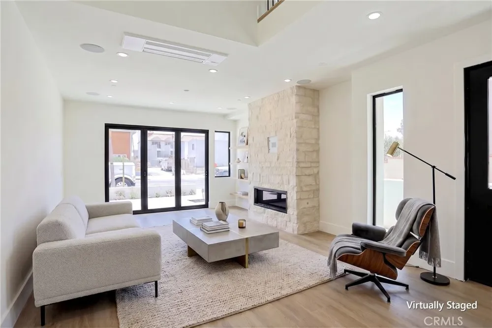 109 9th Huntington Beach, CA 92648