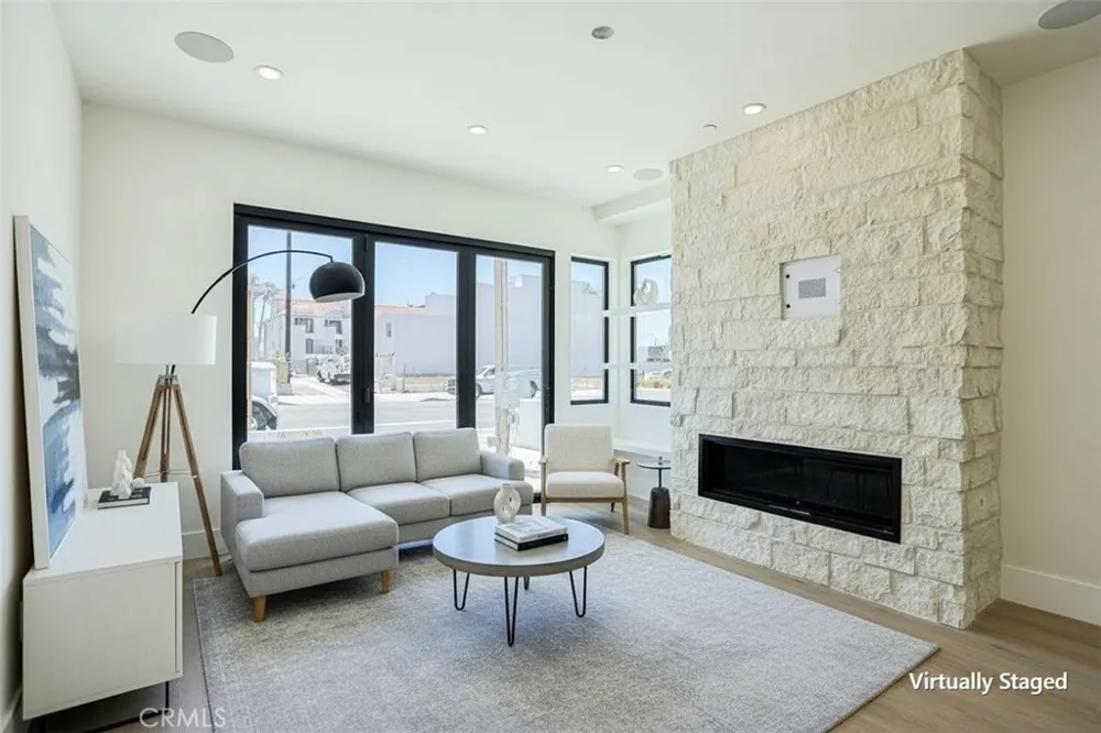 109 9th Huntington Beach, CA 92648