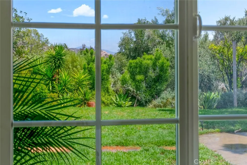11525 Manzanita Lakeside, CA 92040