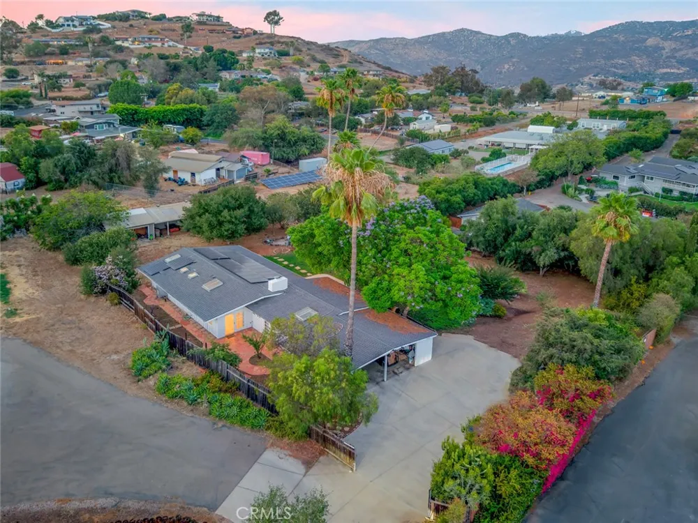 11525 Manzanita Lakeside, CA 92040