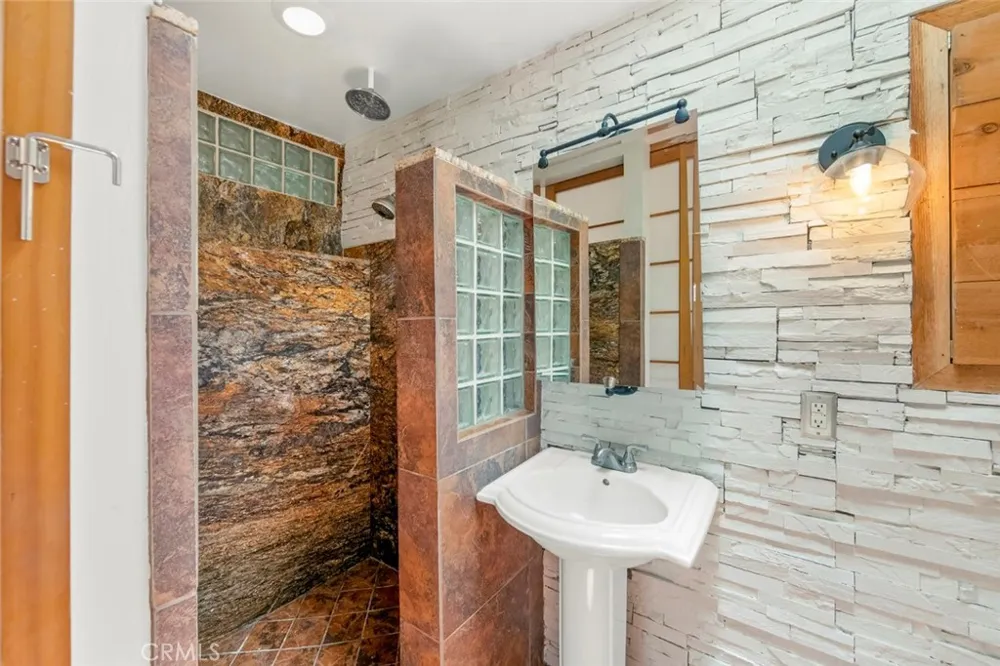 11525 Manzanita Lakeside, CA 92040