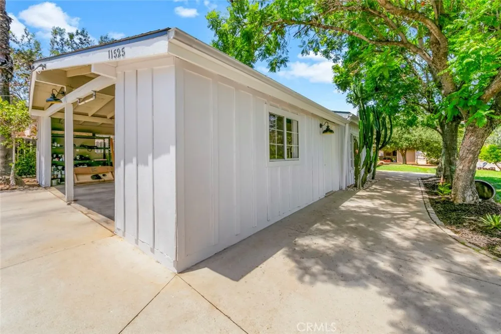 11525 Manzanita Lakeside, CA 92040