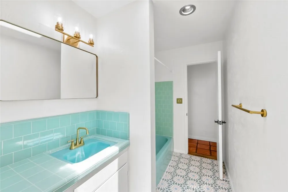 11525 Manzanita Lakeside, CA 92040