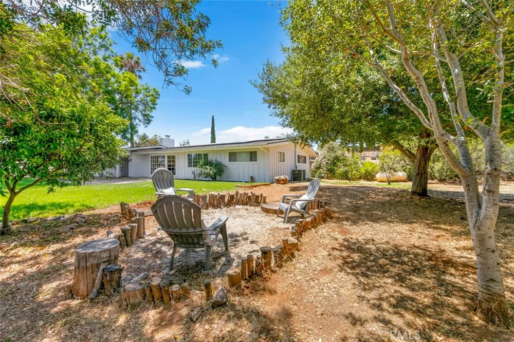 11525 Manzanita Lakeside, CA 92040
