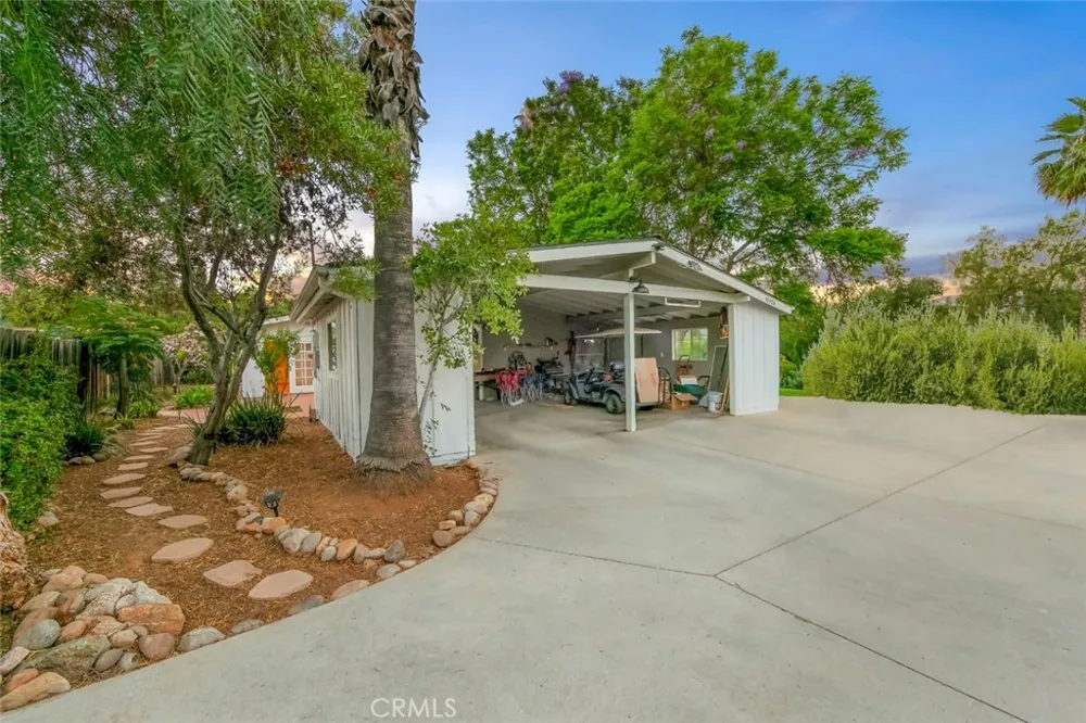 11525 Manzanita Lakeside, CA 92040