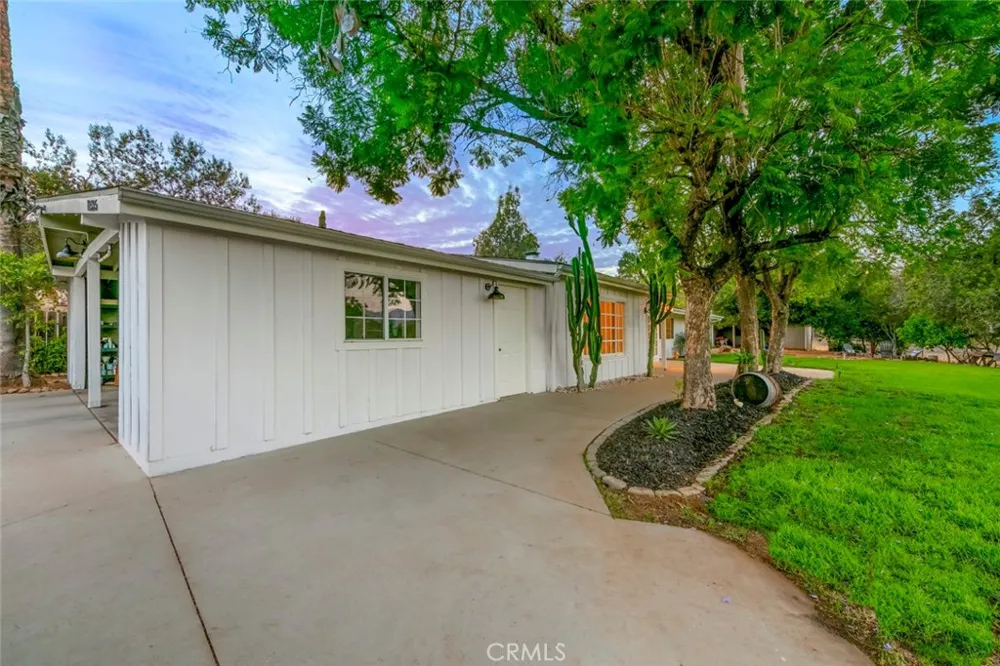 11525 Manzanita Lakeside, CA 92040