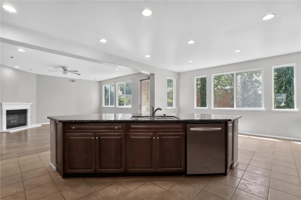 42437 71st W Lancaster, CA 93536