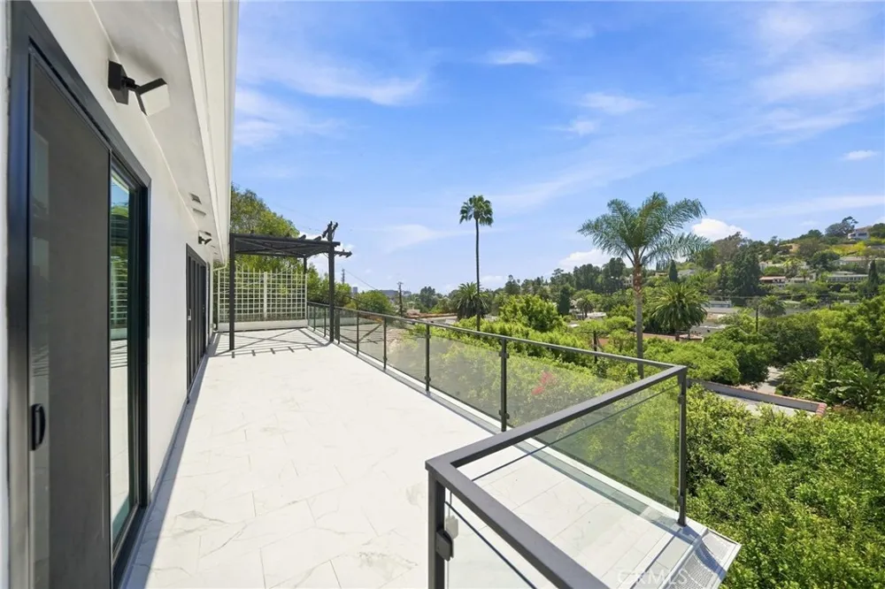 6002 Graciosa Los Angeles, CA 90068