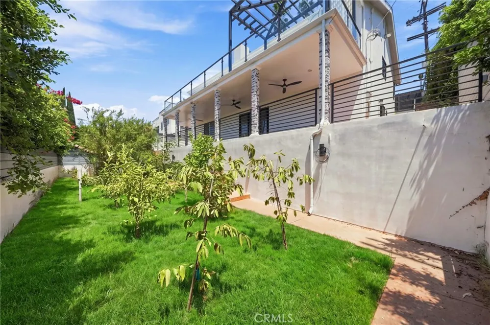 6002 Graciosa Los Angeles, CA 90068