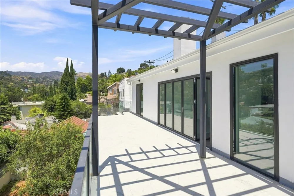 6002 Graciosa Los Angeles, CA 90068