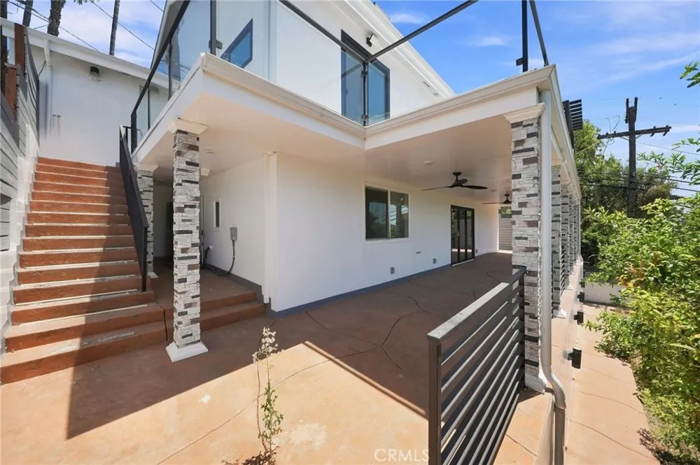 6002 Graciosa Los Angeles, CA 90068