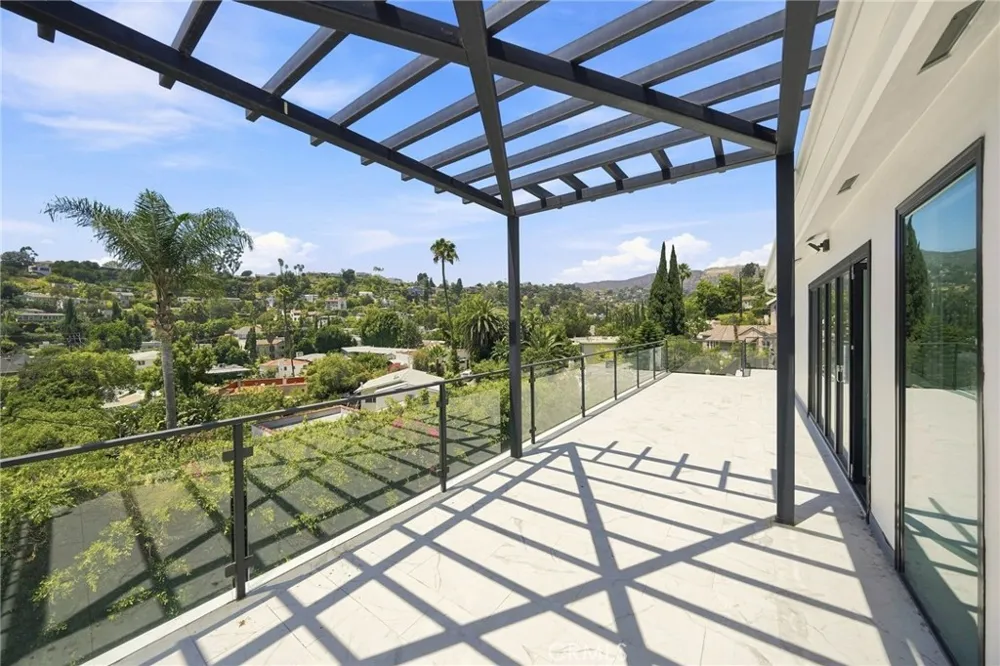 6002 Graciosa Los Angeles, CA 90068