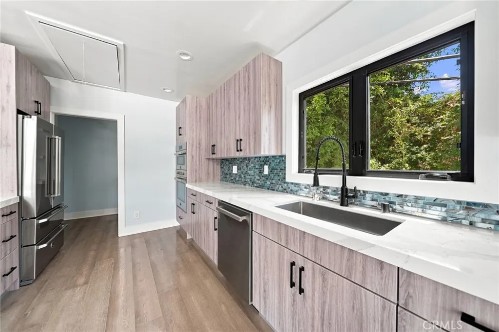 6002 Graciosa Los Angeles, CA 90068