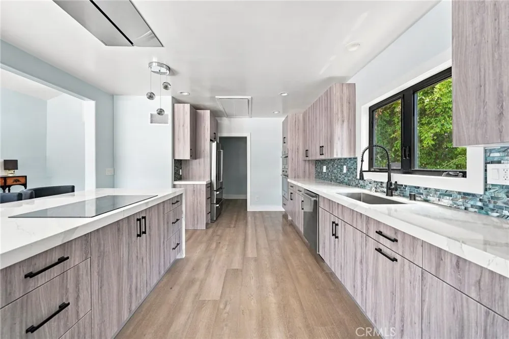 6002 Graciosa Los Angeles, CA 90068