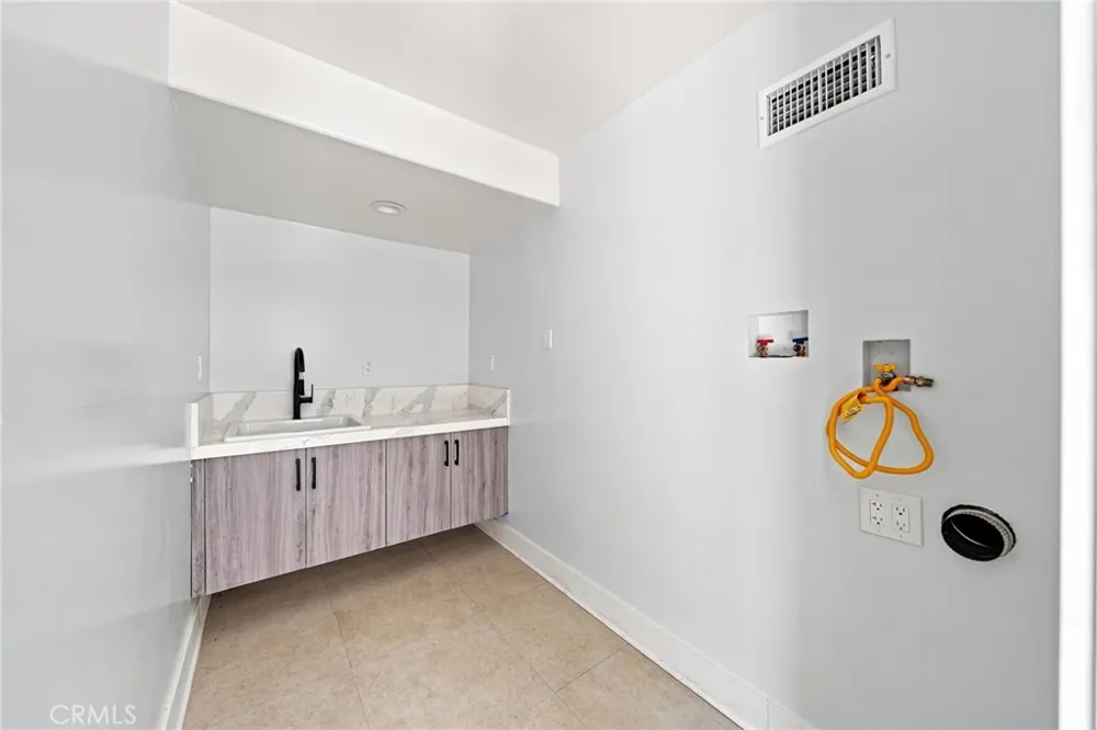 6002 Graciosa Los Angeles, CA 90068