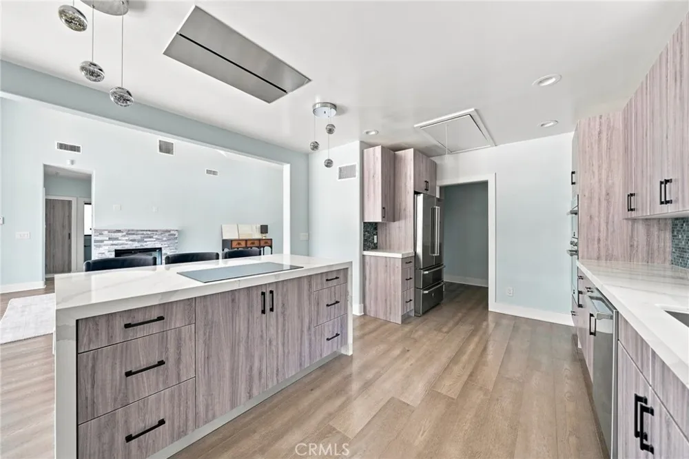 6002 Graciosa Los Angeles, CA 90068