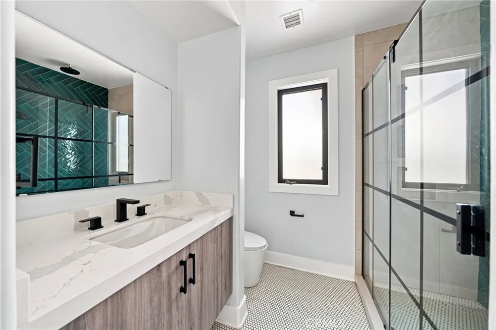 6002 Graciosa Los Angeles, CA 90068