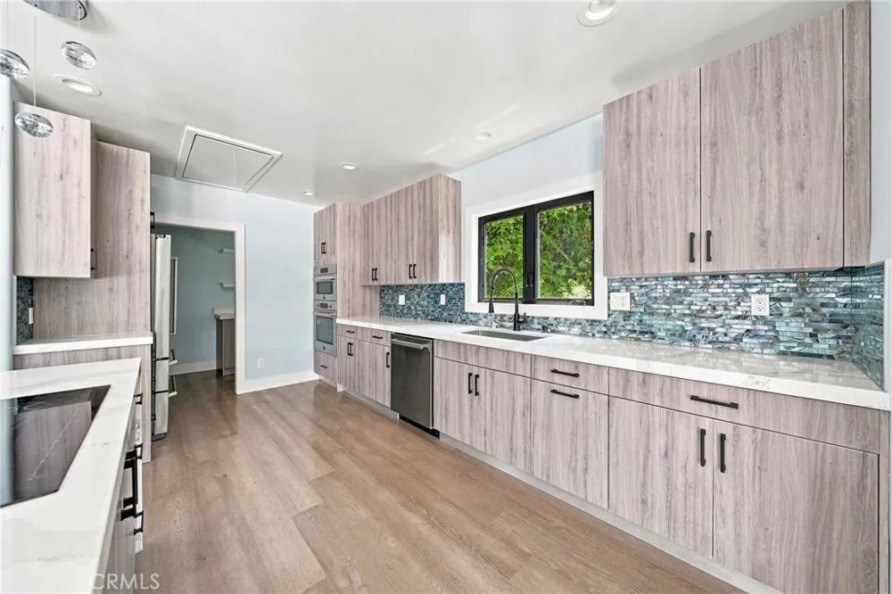 6002 Graciosa Los Angeles, CA 90068
