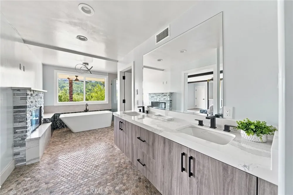 6002 Graciosa Los Angeles, CA 90068