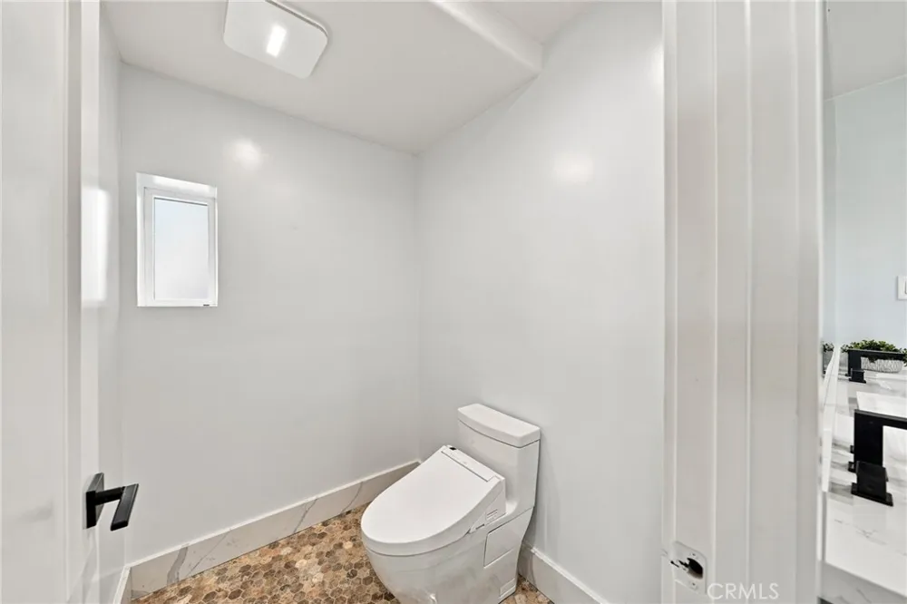 6002 Graciosa Los Angeles, CA 90068