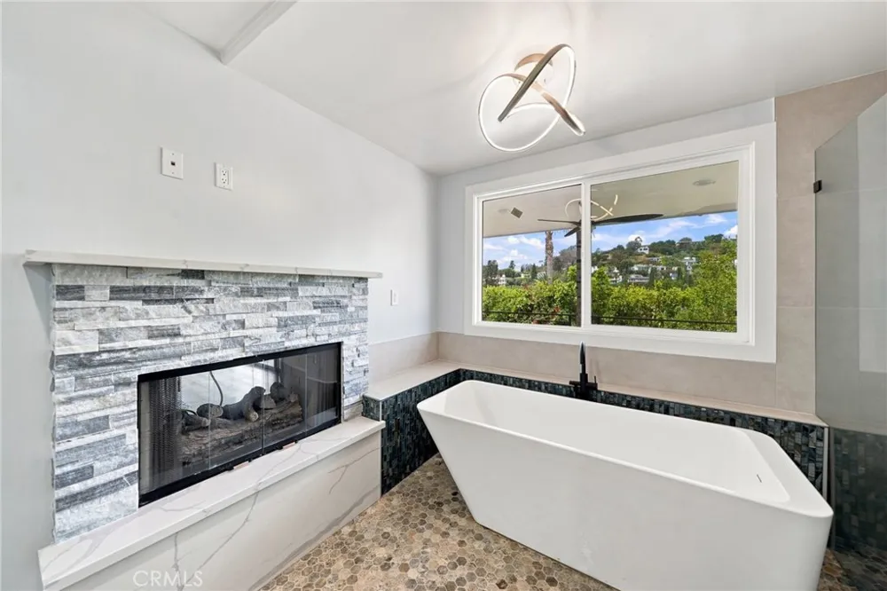6002 Graciosa Los Angeles, CA 90068