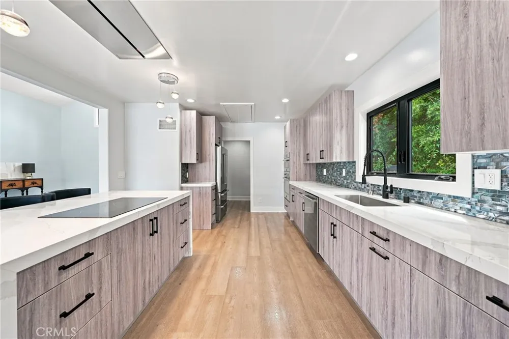 6002 Graciosa Los Angeles, CA 90068