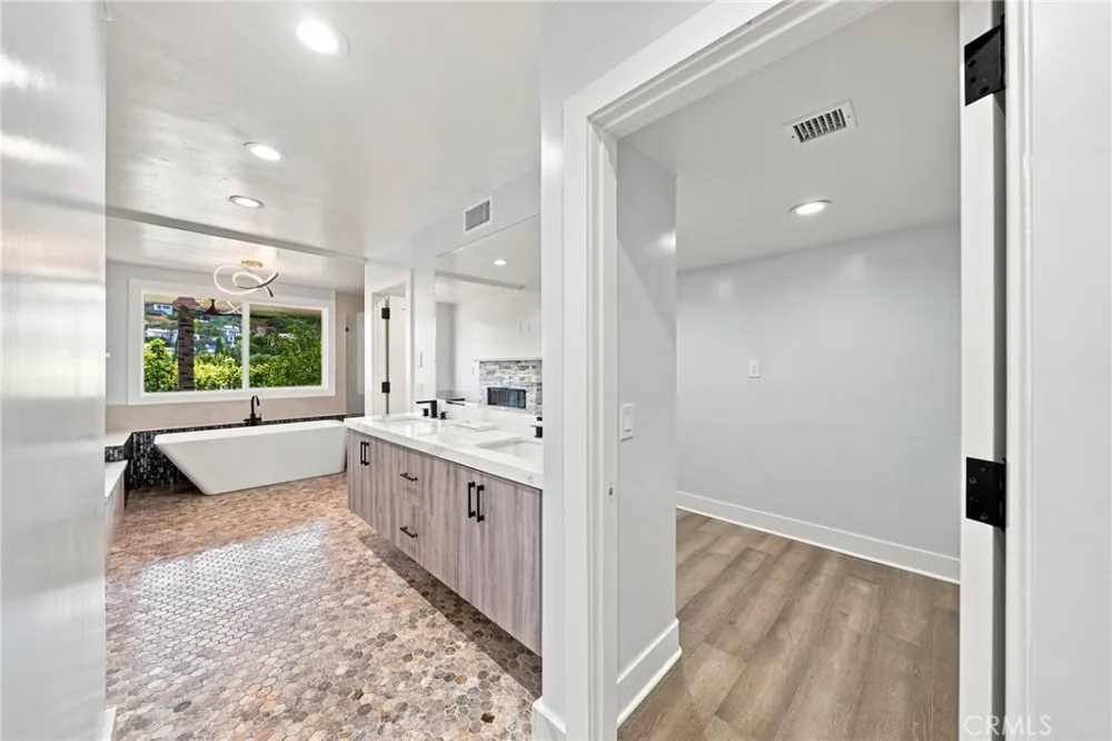 6002 Graciosa Los Angeles, CA 90068
