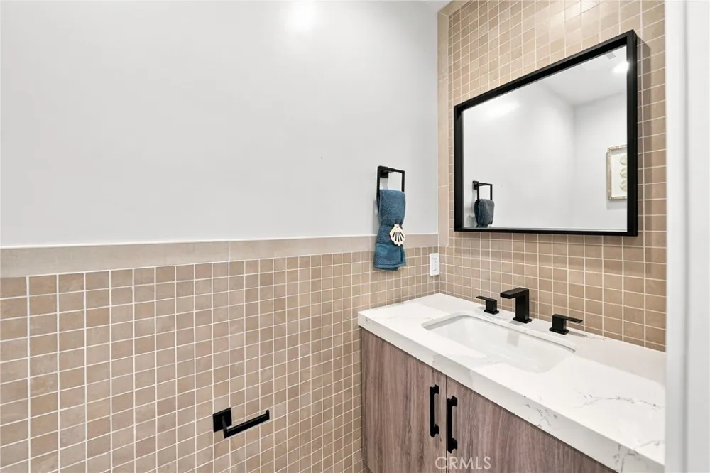 6002 Graciosa Los Angeles, CA 90068