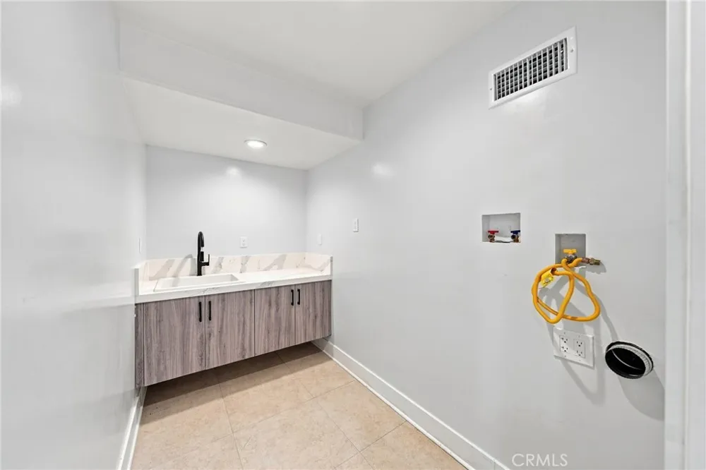 6002 Graciosa Los Angeles, CA 90068