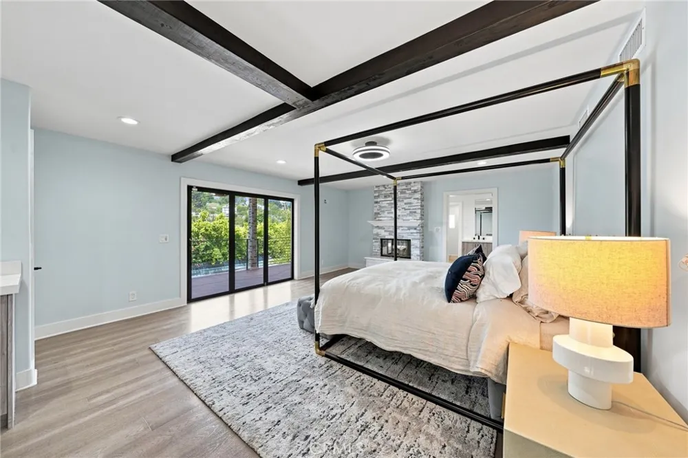 6002 Graciosa Los Angeles, CA 90068