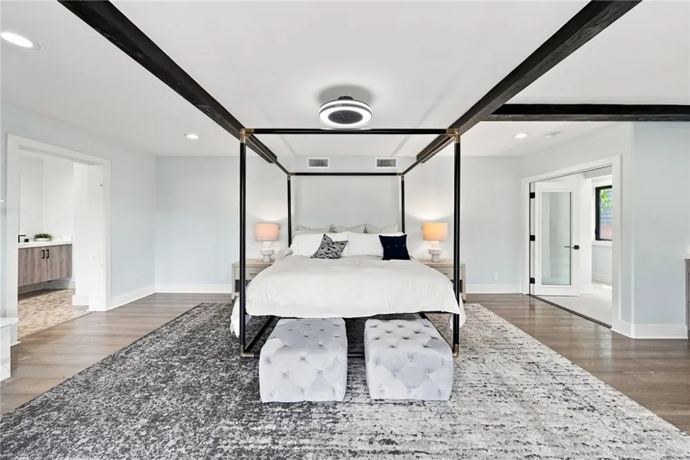6002 Graciosa Los Angeles, CA 90068